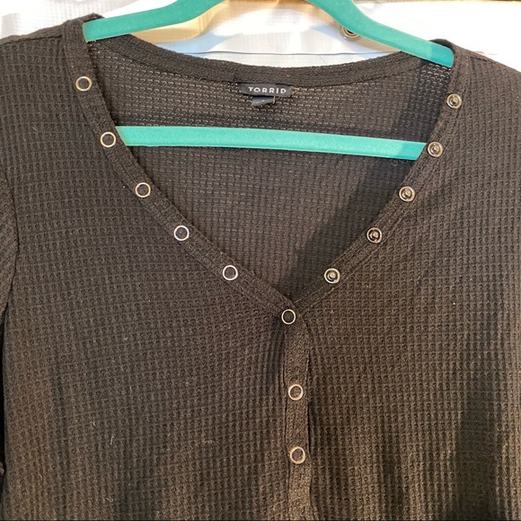 Torrid Black Waffle Shirt, size 0/L - Picture 3 of 7